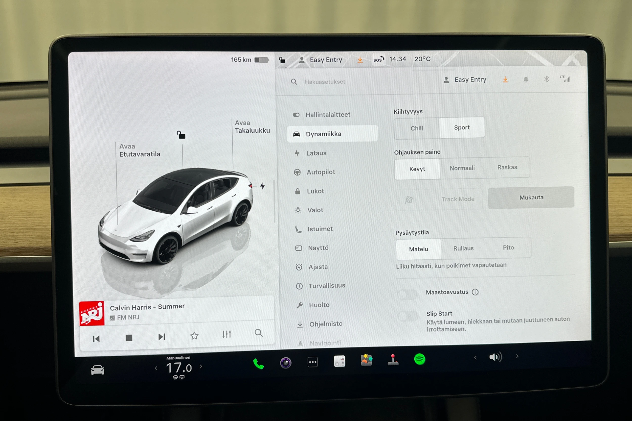 valkoinen Tesla Model Y 2022 kuva 20.