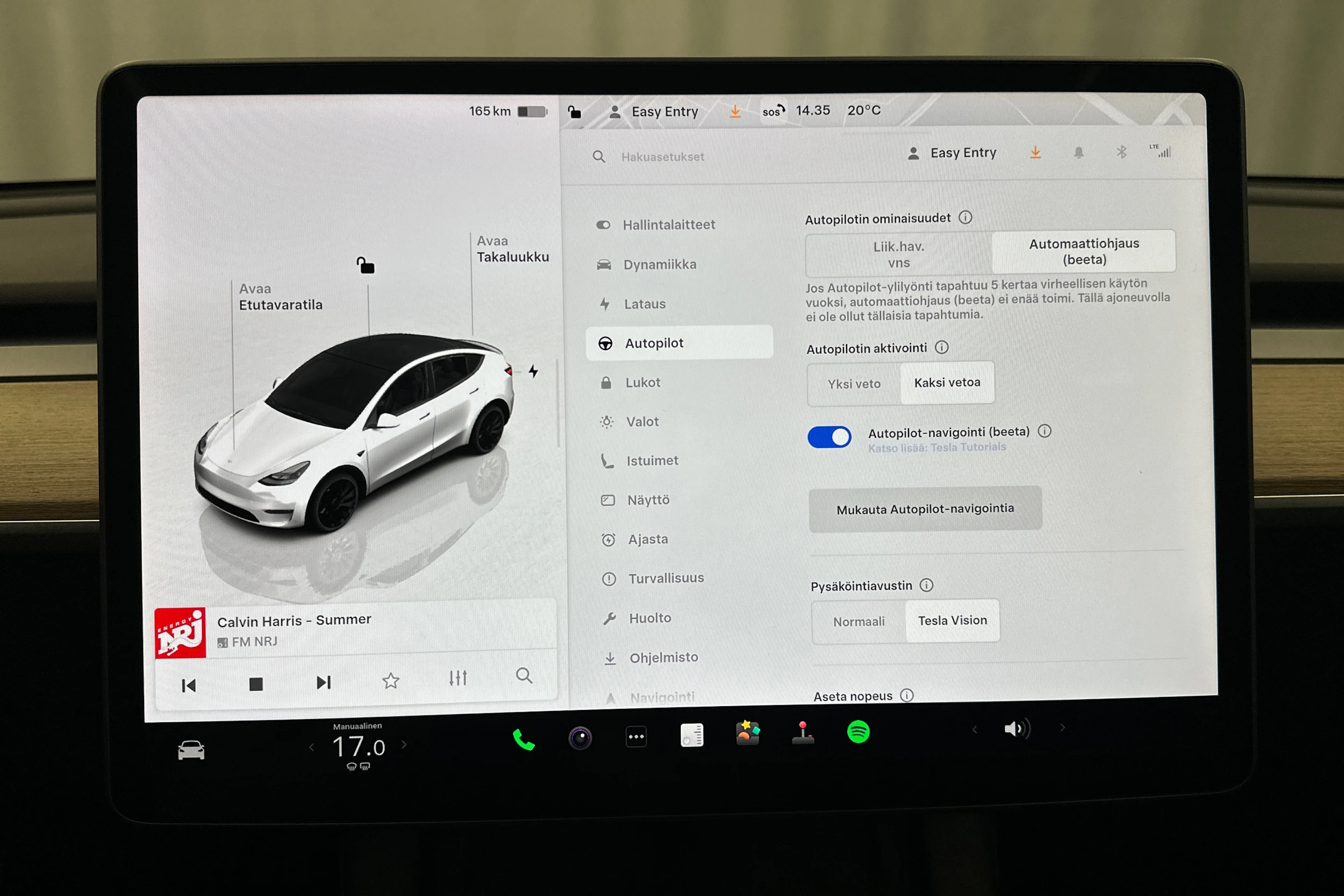 valkoinen Tesla Model Y 2022 kuva 22.