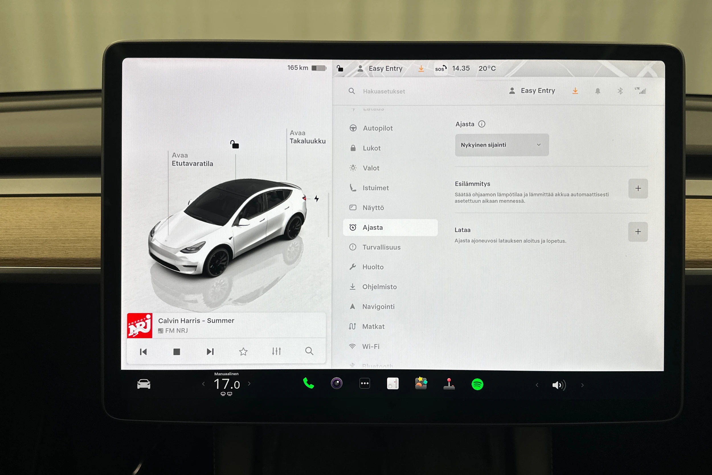 valkoinen Tesla Model Y 2022 kuva 23.