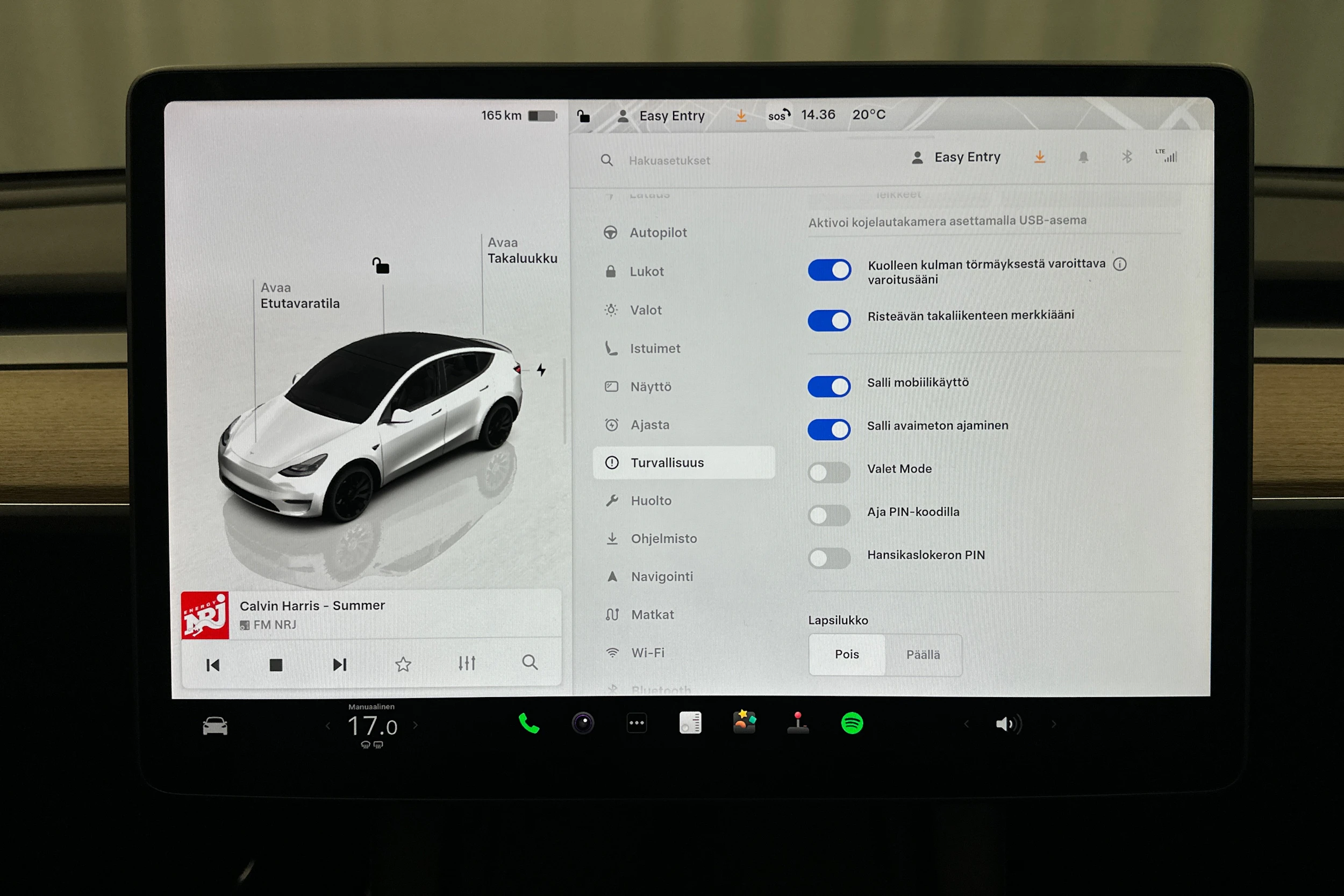valkoinen Tesla Model Y 2022 kuva 24.