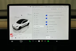 valkoinen Tesla Model Y 2022 kuva 24.