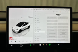 valkoinen Tesla Model Y 2022 kuva 25.