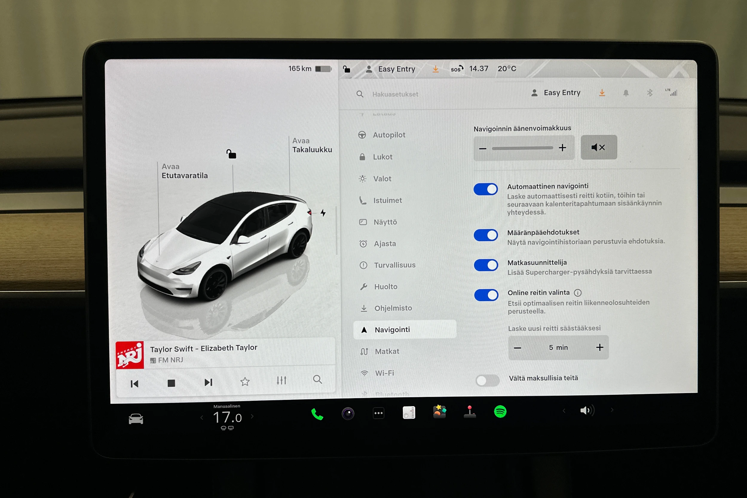 valkoinen Tesla Model Y 2022 kuva 28.