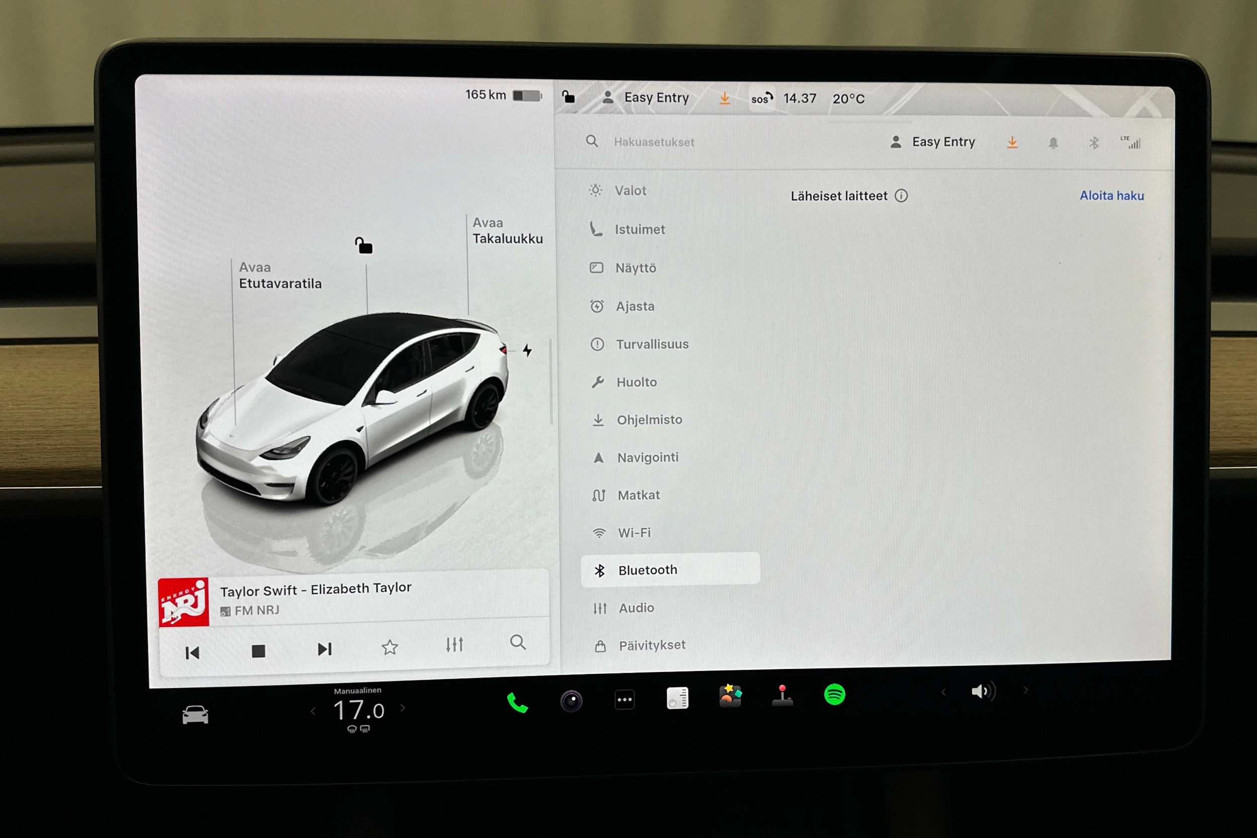valkoinen Tesla Model Y 2022 kuva 29.
