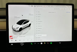 valkoinen Tesla Model Y 2022 kuva 29.