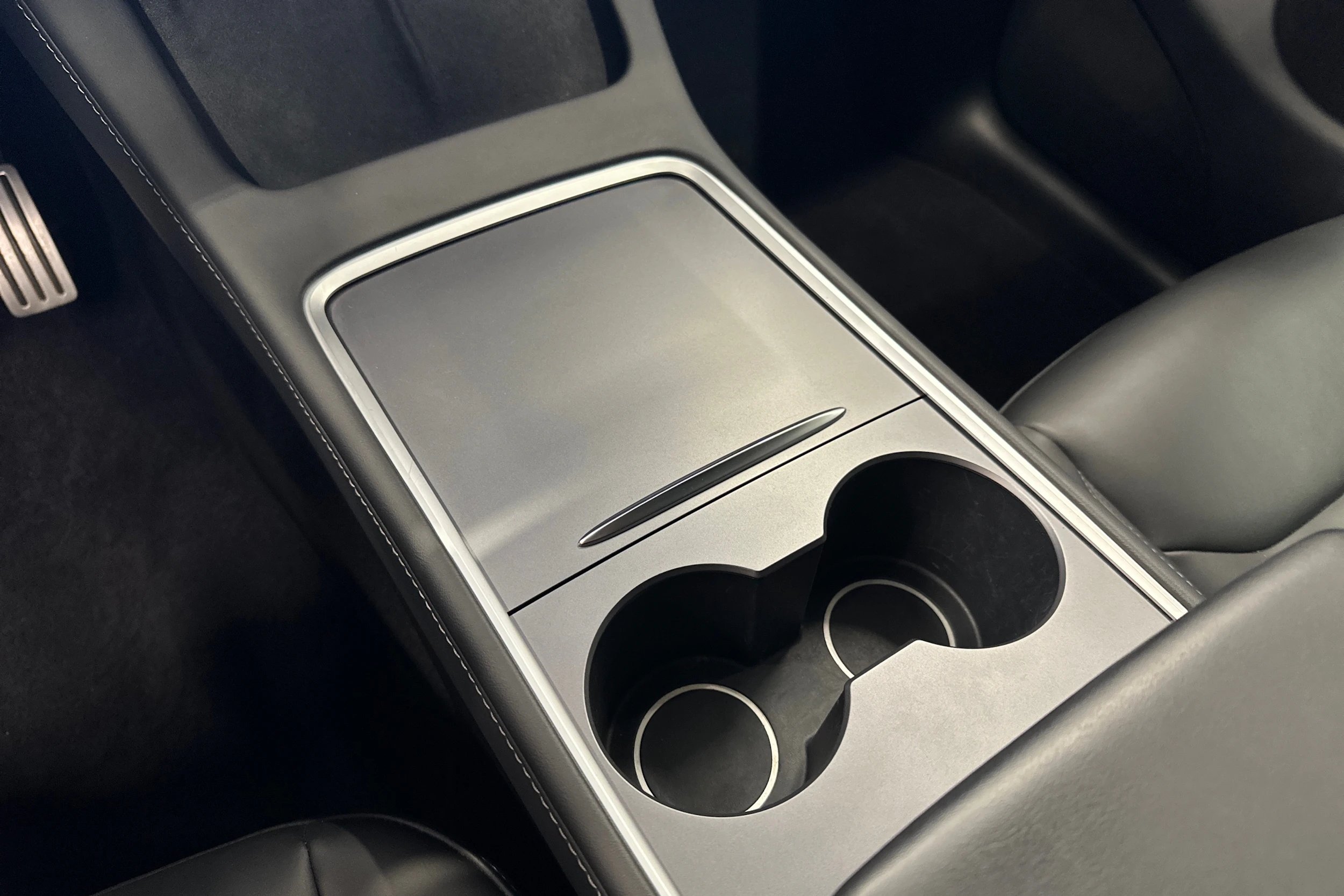 valkoinen Tesla Model Y 2022 kuva 31.