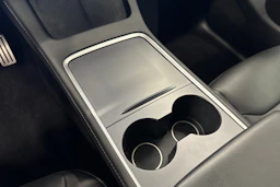 valkoinen Tesla Model Y 2022 kuva 31.