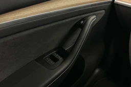valkoinen Tesla Model Y 2022 kuva 32.