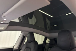 valkoinen Tesla Model Y 2022 kuva 33.