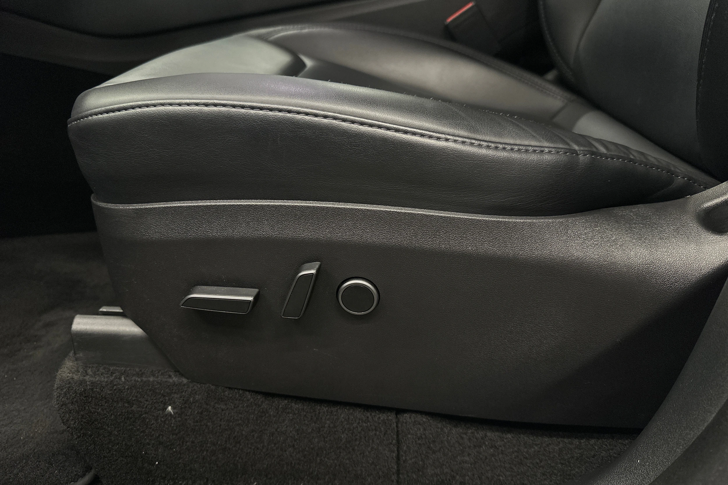 valkoinen Tesla Model Y 2022 kuva 34.