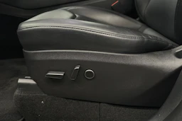 valkoinen Tesla Model Y 2022 kuva 34.