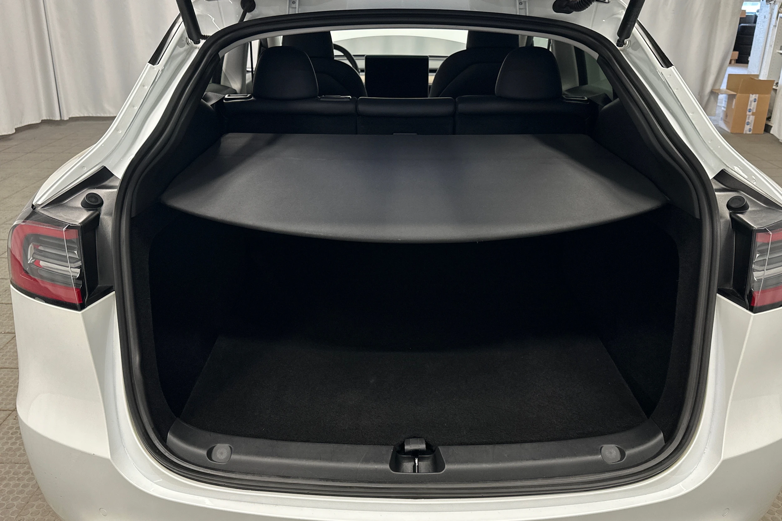 valkoinen Tesla Model Y 2022 kuva 35.