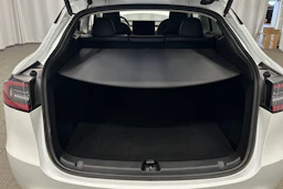 valkoinen Tesla Model Y 2022 kuva 35.