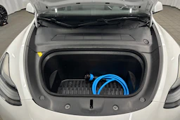 valkoinen Tesla Model Y 2022 kuva 36.