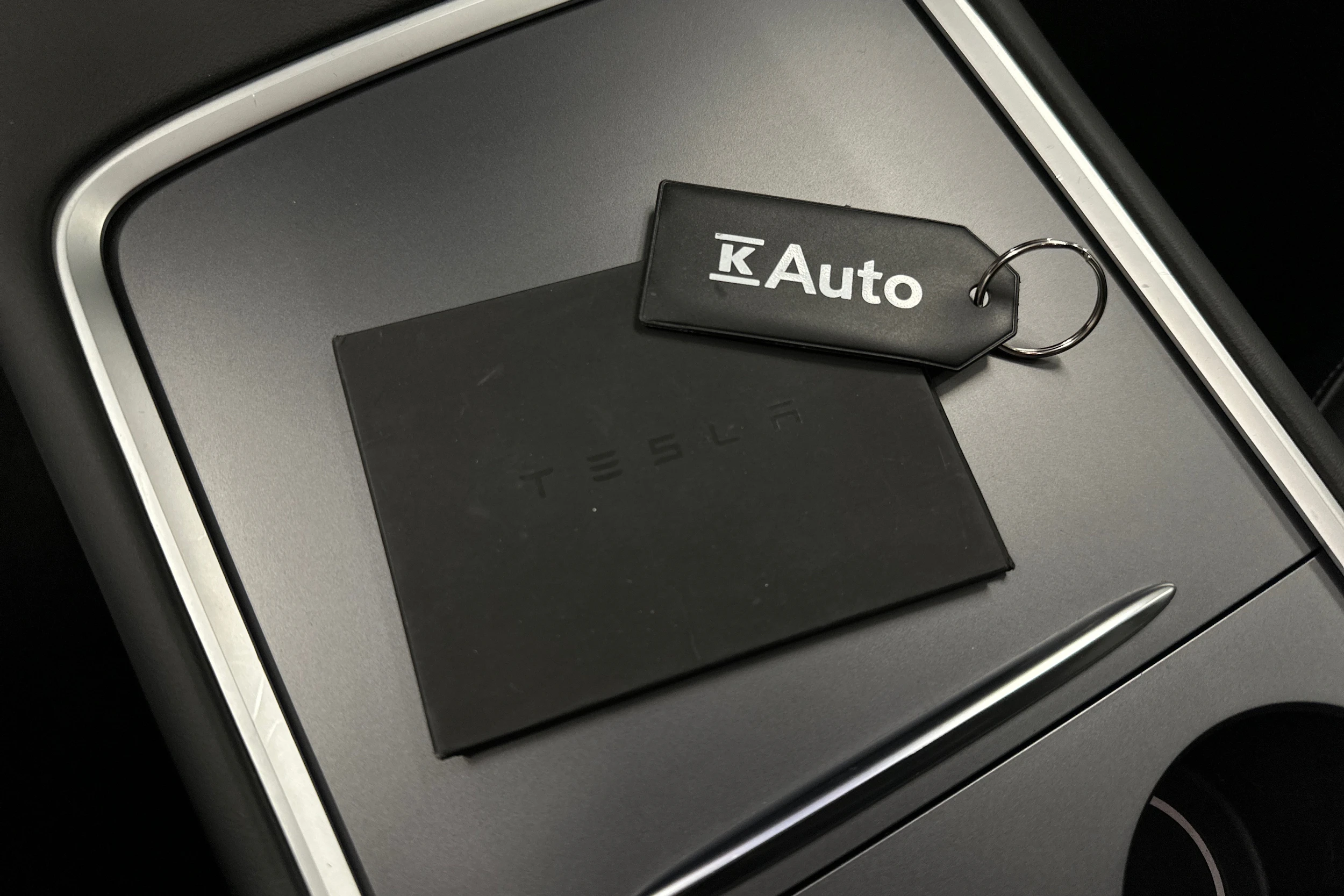 valkoinen Tesla Model Y 2022 kuva 37.