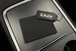 valkoinen Tesla Model Y 2022 kuva 37.