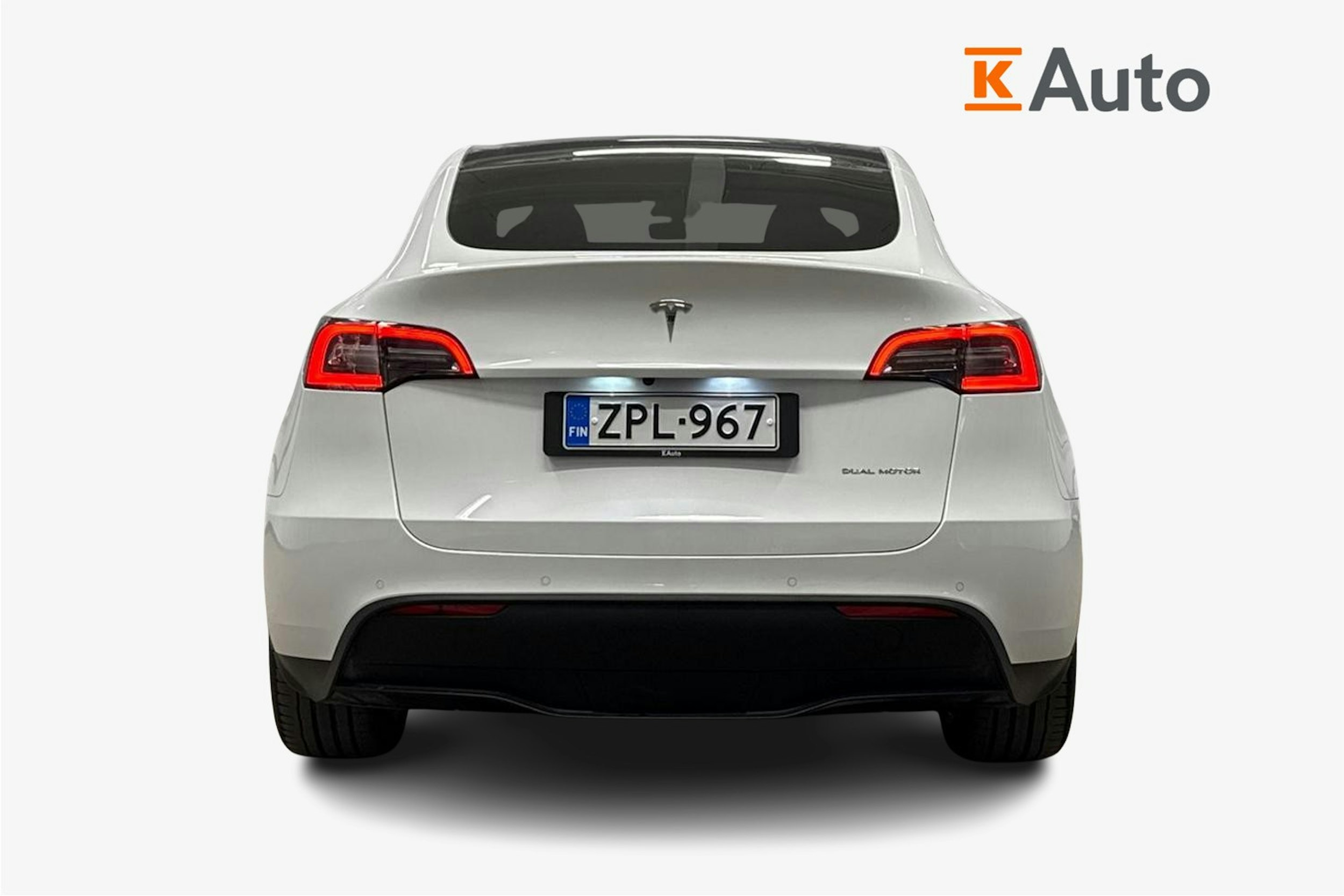 valkoinen Tesla Model Y 2022 kuva 3.