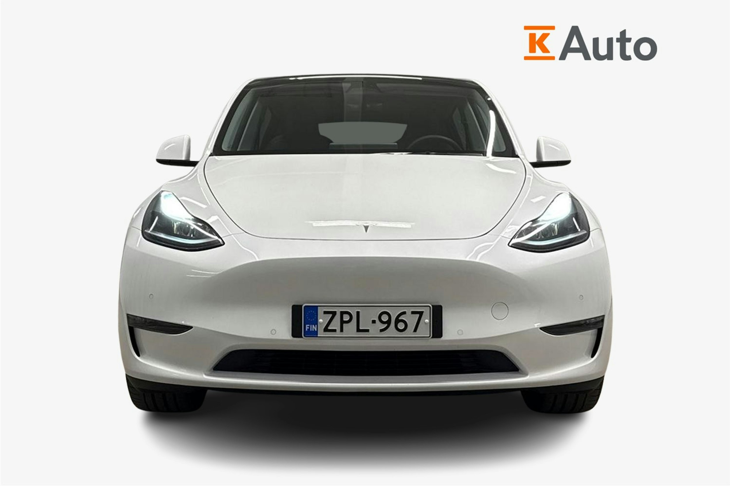 valkoinen Tesla Model Y 2022 kuva 5.
