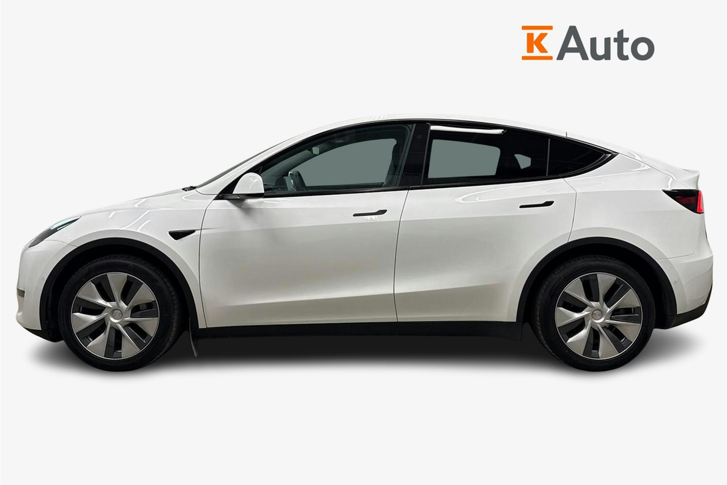 valkoinen Tesla Model Y 2022 kuva 6.