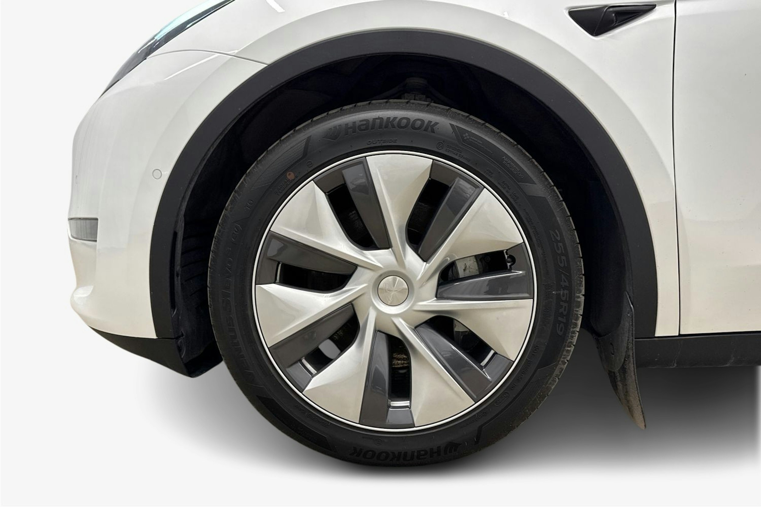 valkoinen Tesla Model Y 2022 kuva 11.
