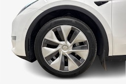 valkoinen Tesla Model Y 2022 kuva 11.