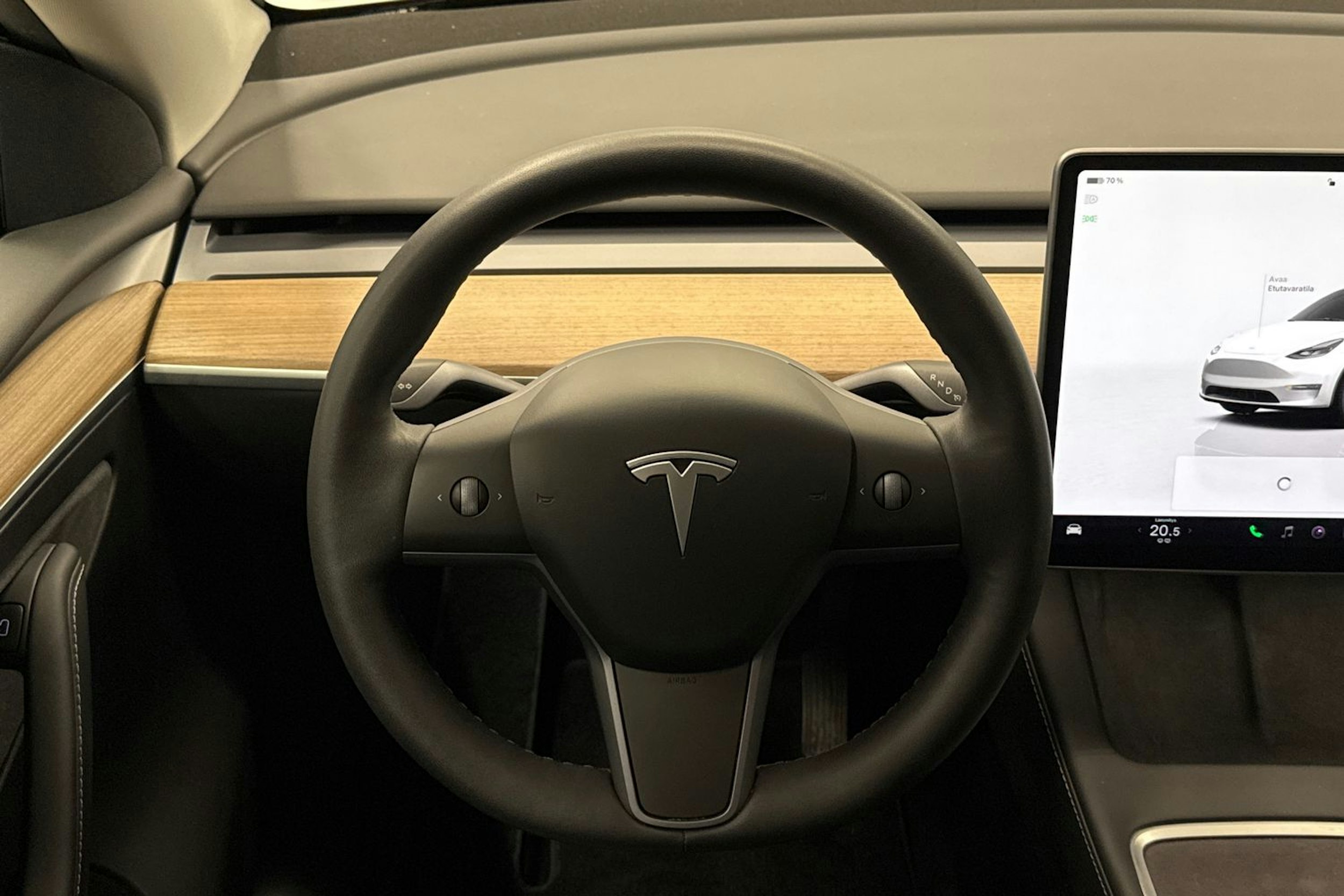 valkoinen Tesla Model Y 2022 kuva 14.