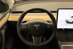valkoinen Tesla Model Y 2022 kuva 14.