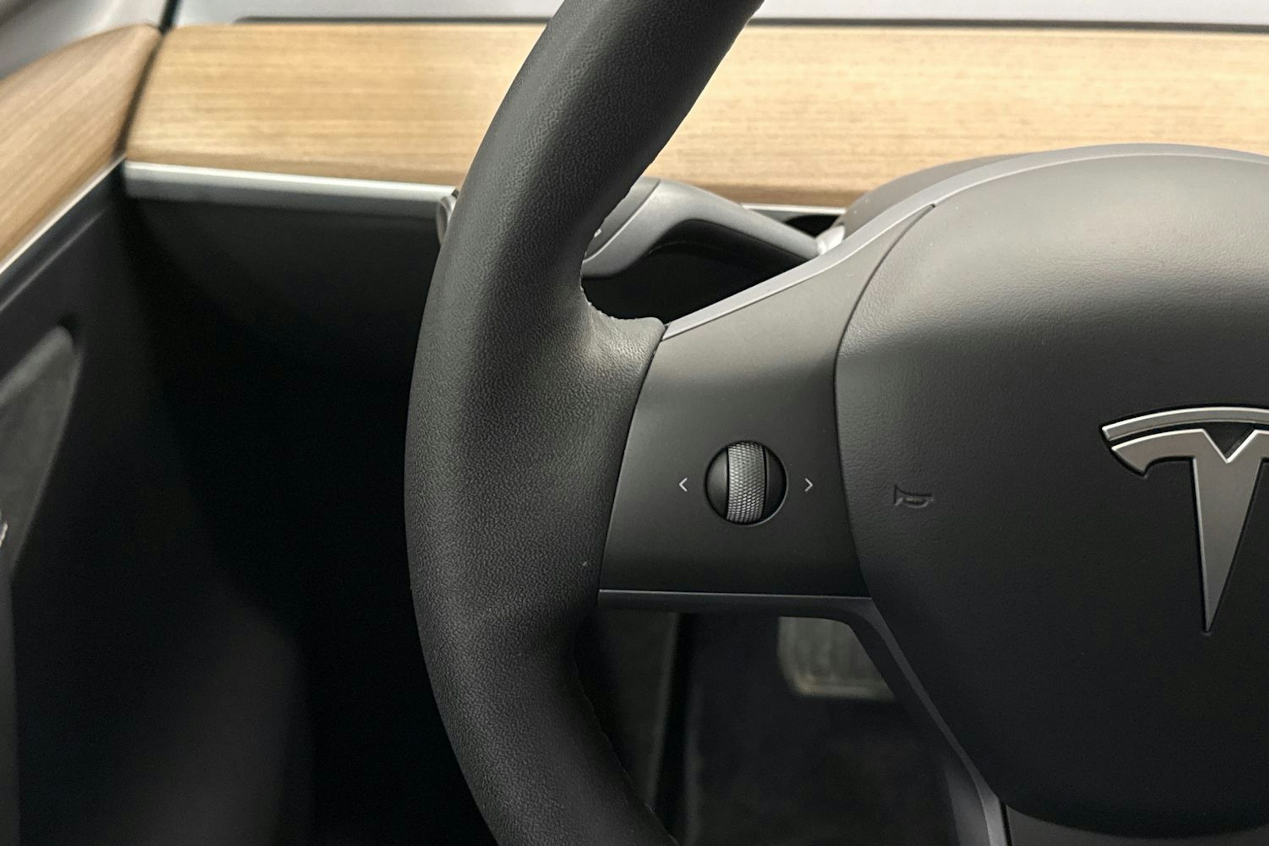 valkoinen Tesla Model Y 2022 kuva 15.