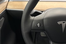 valkoinen Tesla Model Y 2022 kuva 15.
