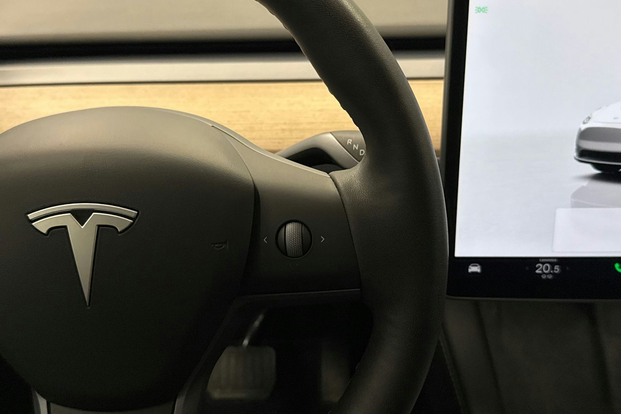 valkoinen Tesla Model Y 2022 kuva 16.