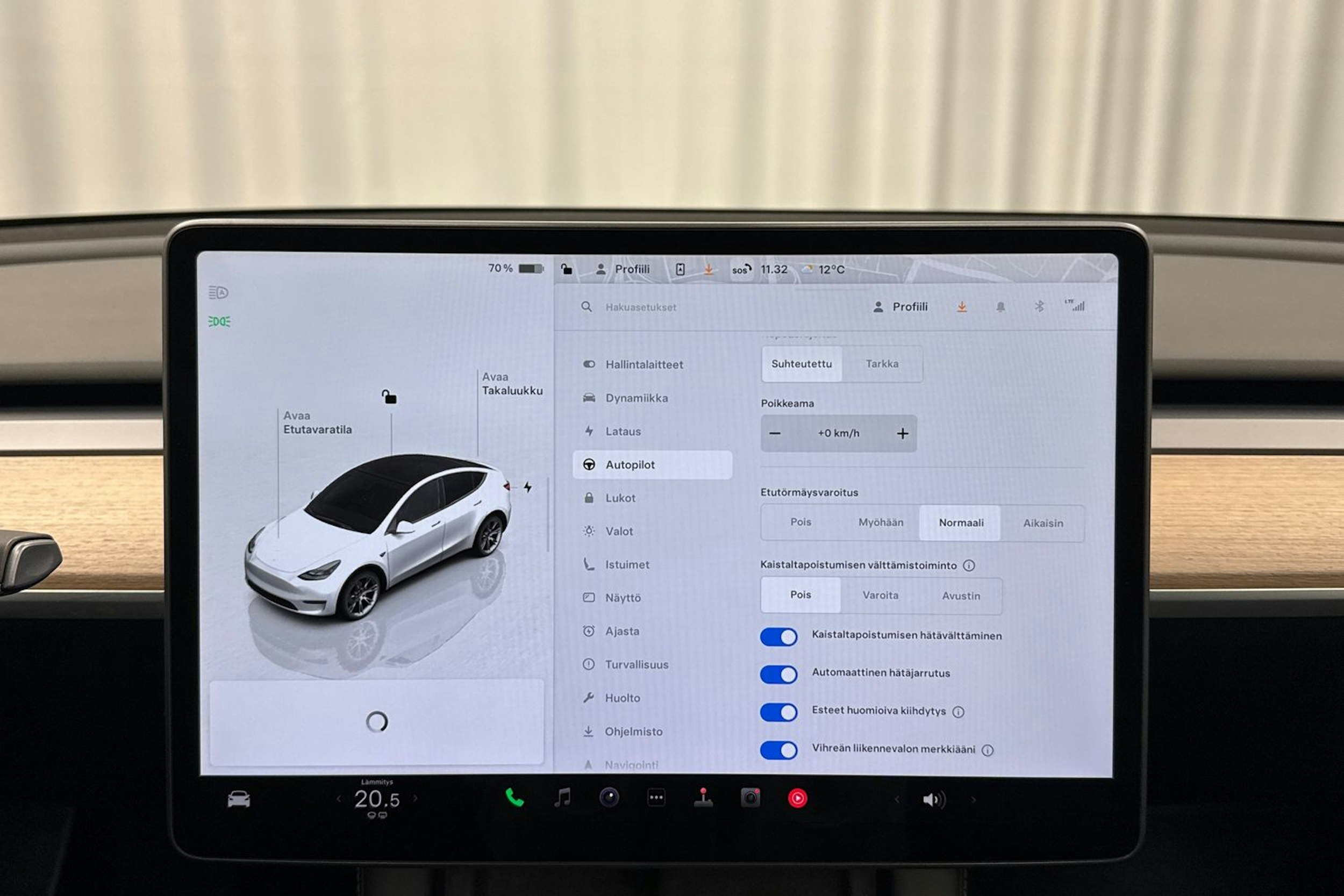 valkoinen Tesla Model Y 2022 kuva 17.