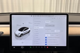 valkoinen Tesla Model Y 2022 kuva 17.