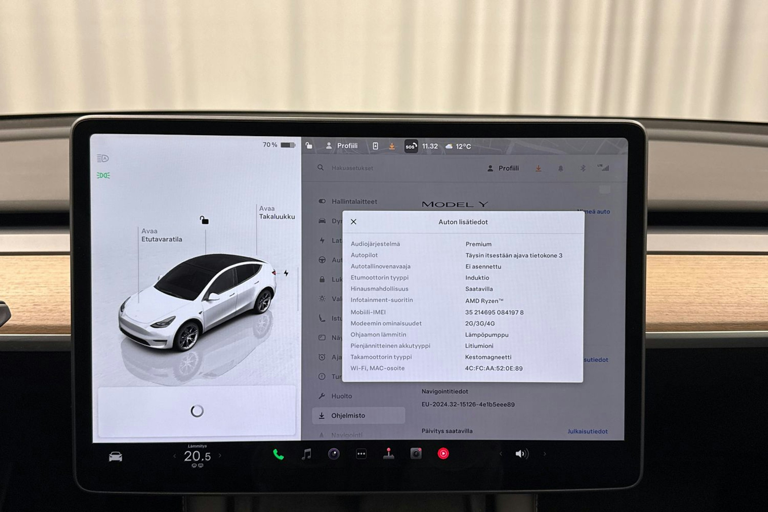 valkoinen Tesla Model Y 2022 kuva 18.