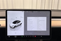 valkoinen Tesla Model Y 2022 kuva 18.