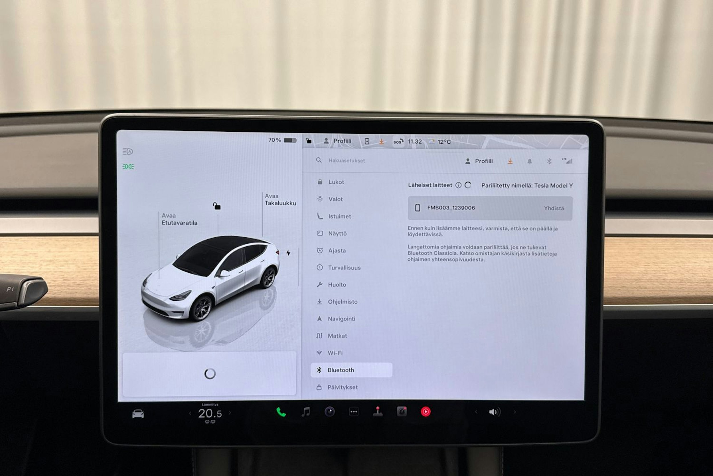 valkoinen Tesla Model Y 2022 kuva 19.