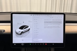 valkoinen Tesla Model Y 2022 kuva 19.