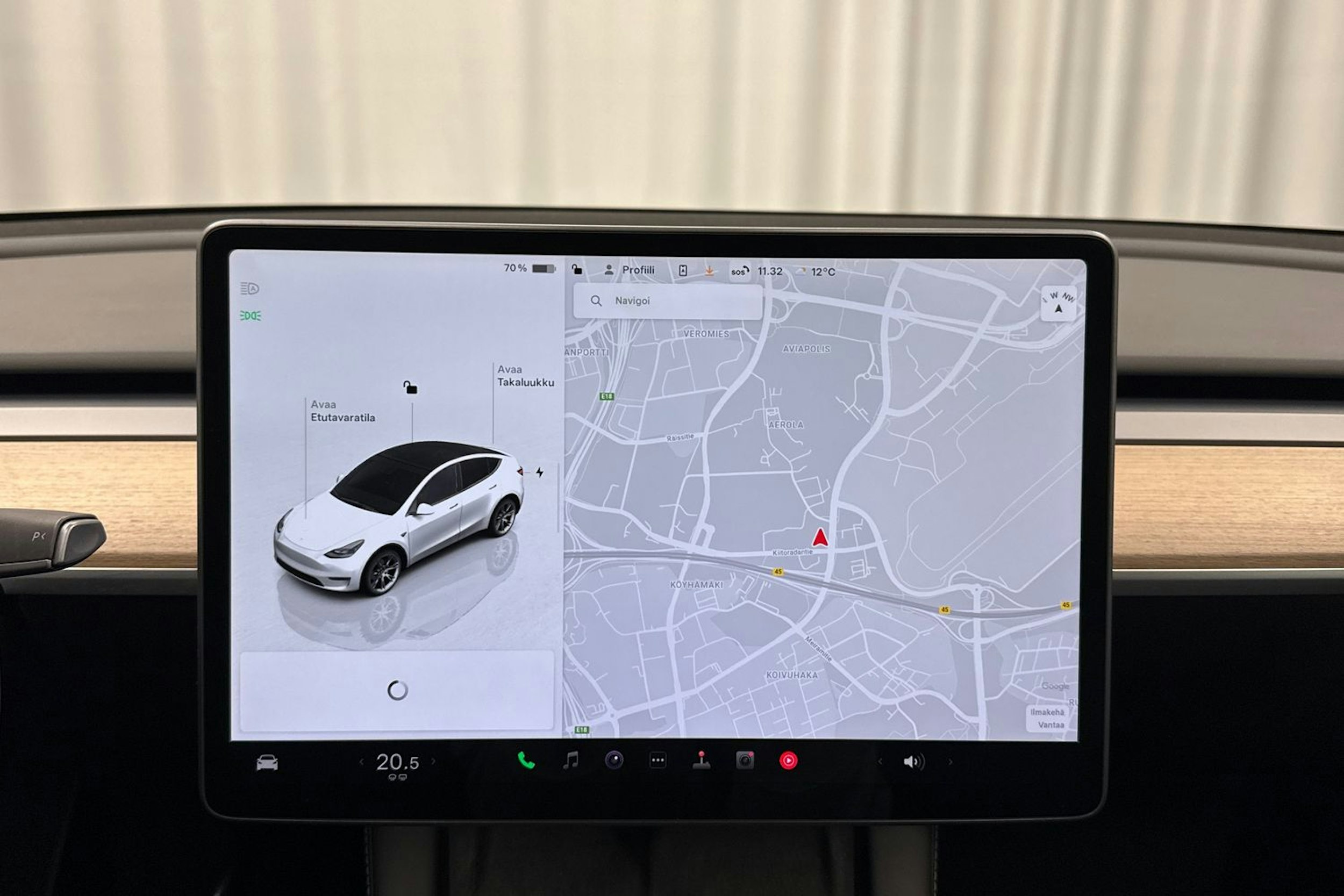 valkoinen Tesla Model Y 2022 kuva 20.