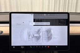 valkoinen Tesla Model Y 2022 kuva 23.