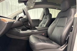 valkoinen Tesla Model Y 2022 kuva 24.