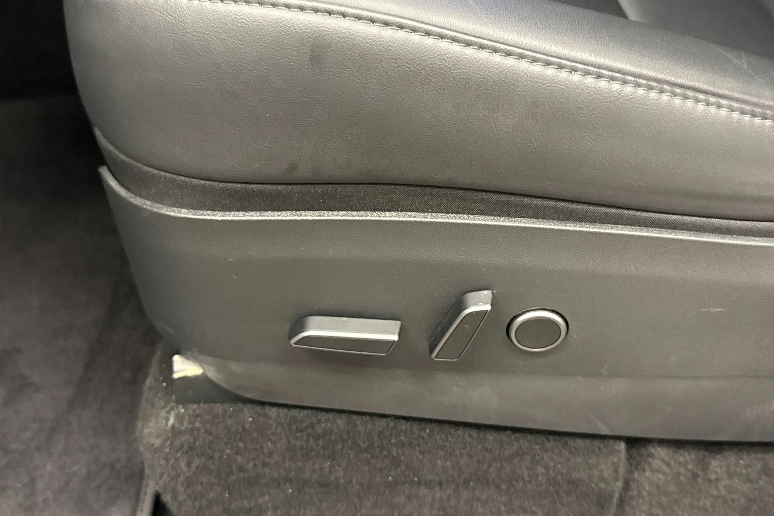 valkoinen Tesla Model Y 2022 kuva 25.