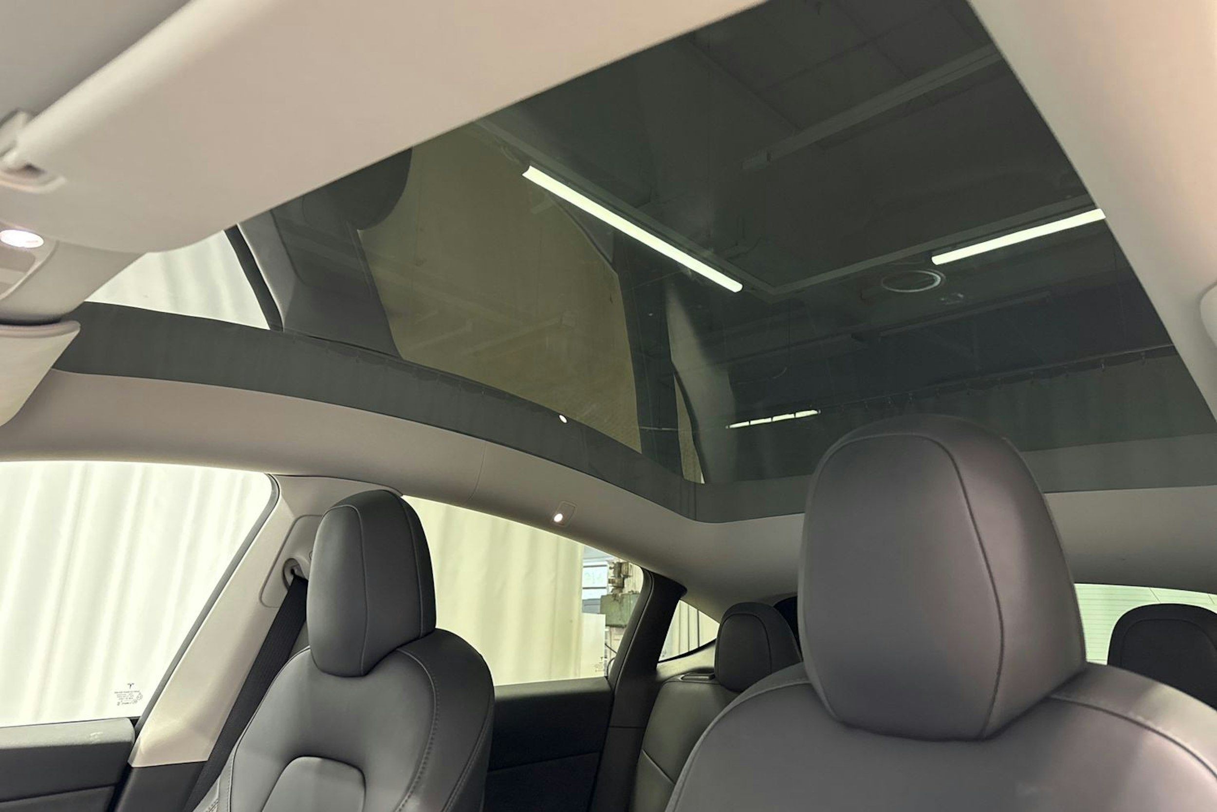 valkoinen Tesla Model Y 2022 kuva 26.