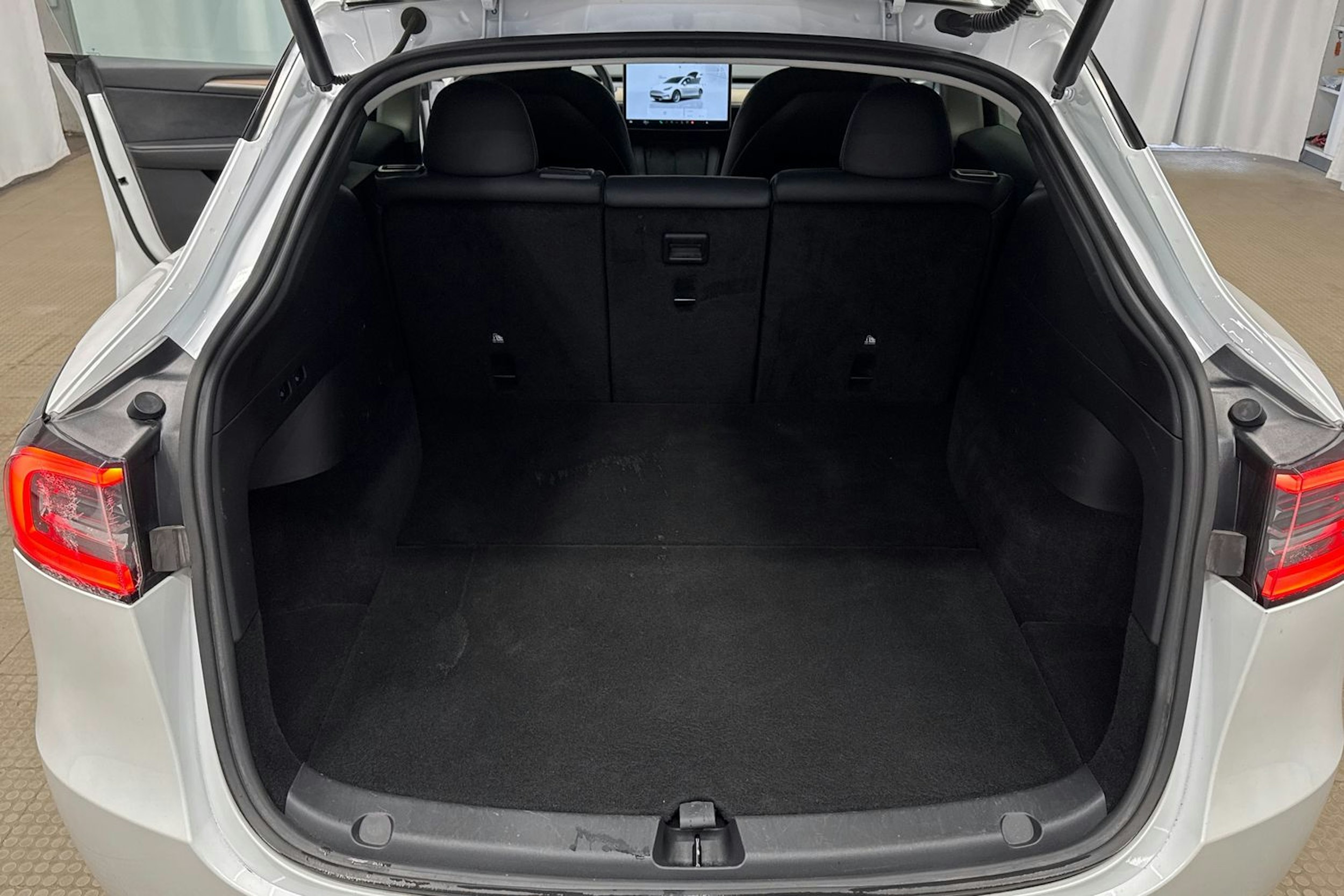 valkoinen Tesla Model Y 2022 kuva 27.
