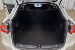 valkoinen Tesla Model Y 2022 kuva 27.