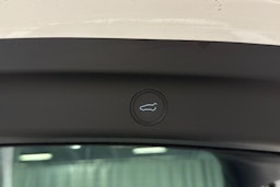 valkoinen Tesla Model Y 2022 kuva 28.