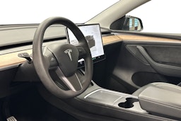musta Tesla Model Y 2022 kuva 7.