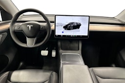 musta Tesla Model Y 2022 kuva 9.
