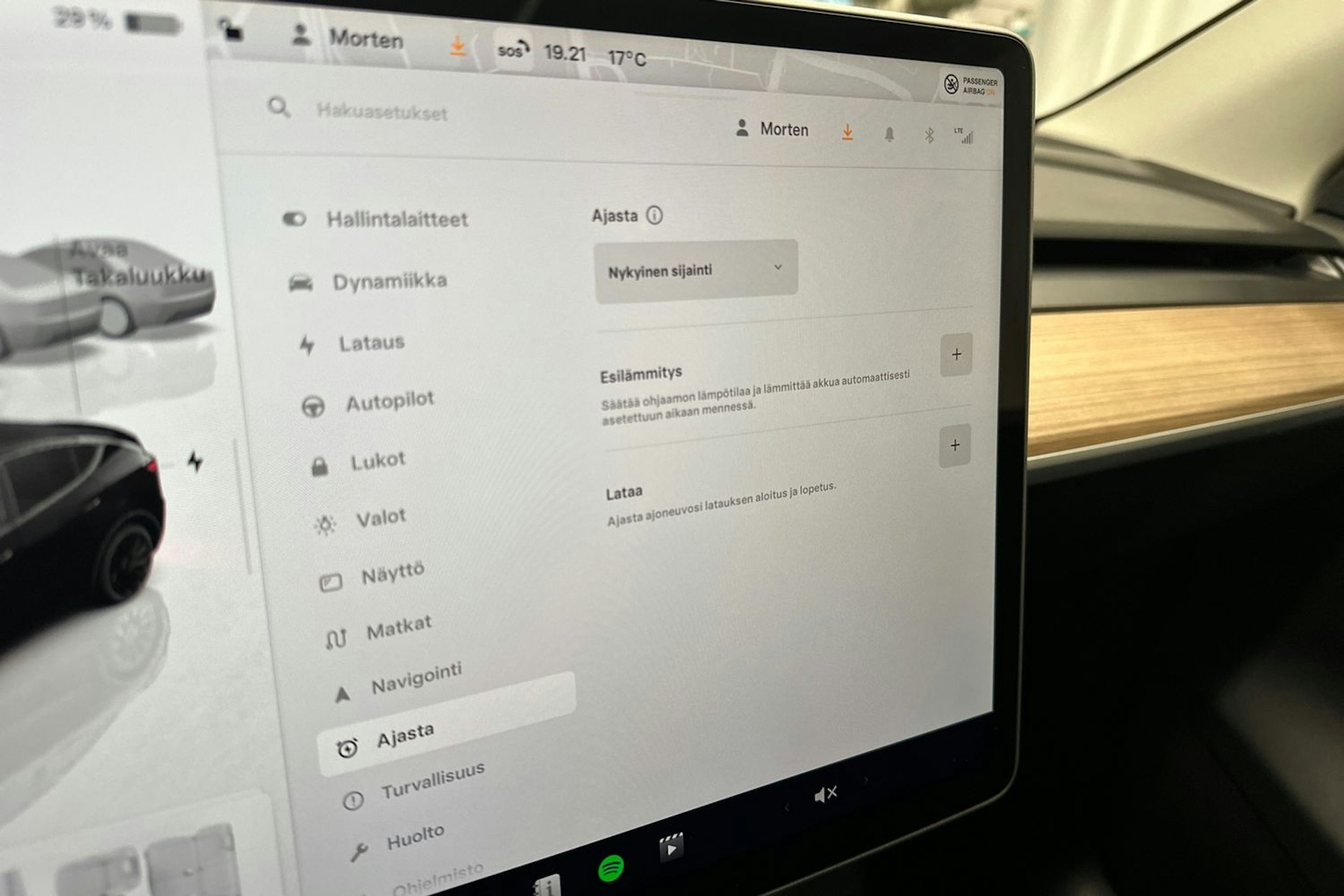 musta Tesla Model Y 2022 kuva 17.
