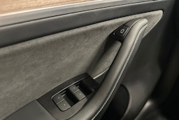 musta Tesla Model Y 2022 kuva 21.