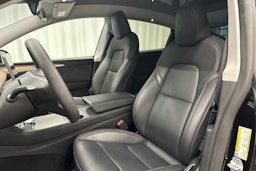 musta Tesla Model Y 2022 kuva 22.
