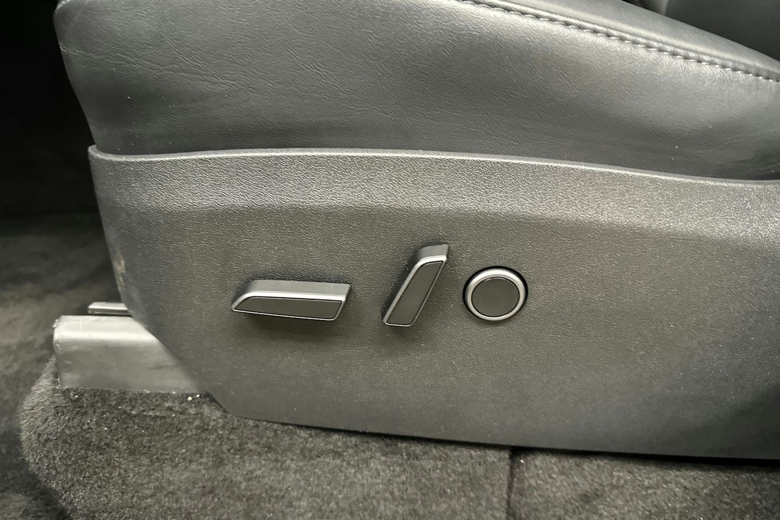 musta Tesla Model Y 2022 kuva 23.